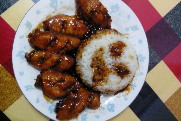 食堂承包、饭堂承包-深圳市奇华餐饮管理有限公司在各在工厂、企业、高校推出了盖浇饭：盖浇饭的主要特点是饭菜结合，食用方便，既有主食米饭，又有美味菜肴。其菜汤汁浇于饭上面，使米饭更富有口感而备受工厂、企业、学校的青睐。且不像一般食用饭菜需要较多的餐具摆到桌上，而是将饭菜盛于一盘，既可放在桌上食用，也可以用手端上吃。

盖浇饭的另一个特点是快而热。由于饭菜都是事前烹制现成的，食者可以随到随吃，而且饭菜始终都是热的，符合我国人民热食的习惯